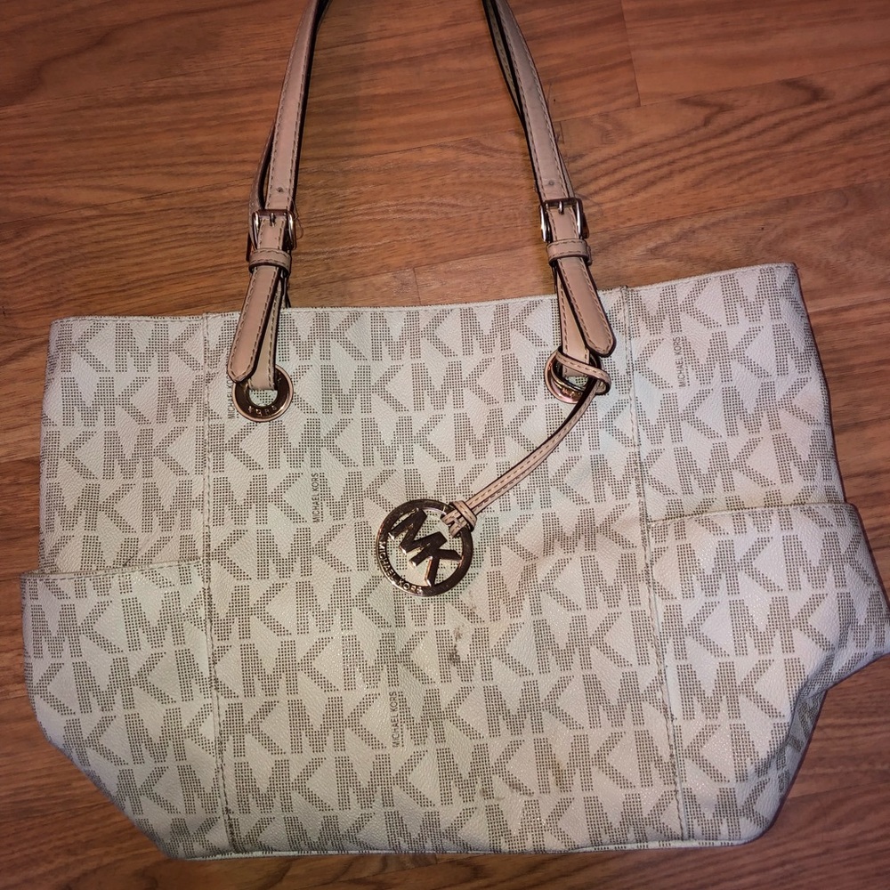 Michael kors purse with pockets